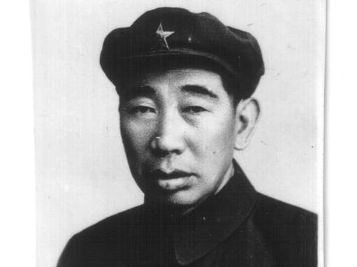 1955年全军大授衔，一个正在学校当校长的中年人，以为自己最多授少将军衔，结果授