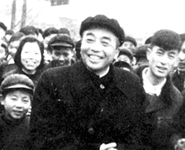 1961年11月，被罢官的彭德怀回乡，湘潭地委书记华国锋等设宴招待，在饭桌中心摆