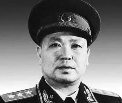 1938年，新四军司令陈世俊外出买烟，付钱时无意中瞄到店主手腕上的一个细节，他愣