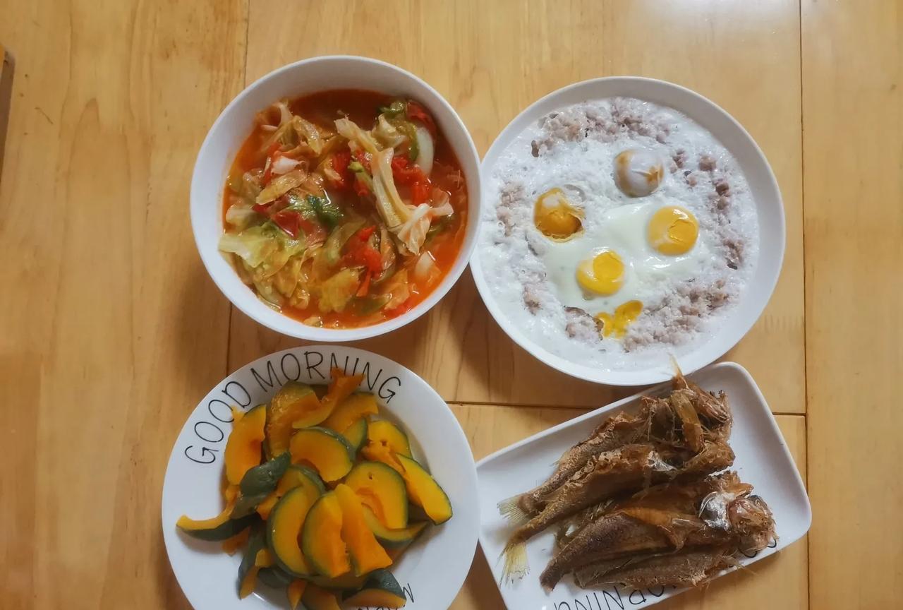 今日午餐…有荤有素，比较简单，肉饼子蒸双蛋（咸鸭蛋鲜鸡蛋）干煎小黄鱼，蒸贝贝南