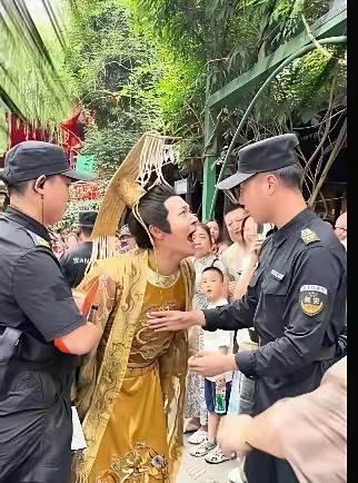保安是怕丢饭碗吧！谁能想到知名演员进场彩排，居然被保安当场拦下，这场面属