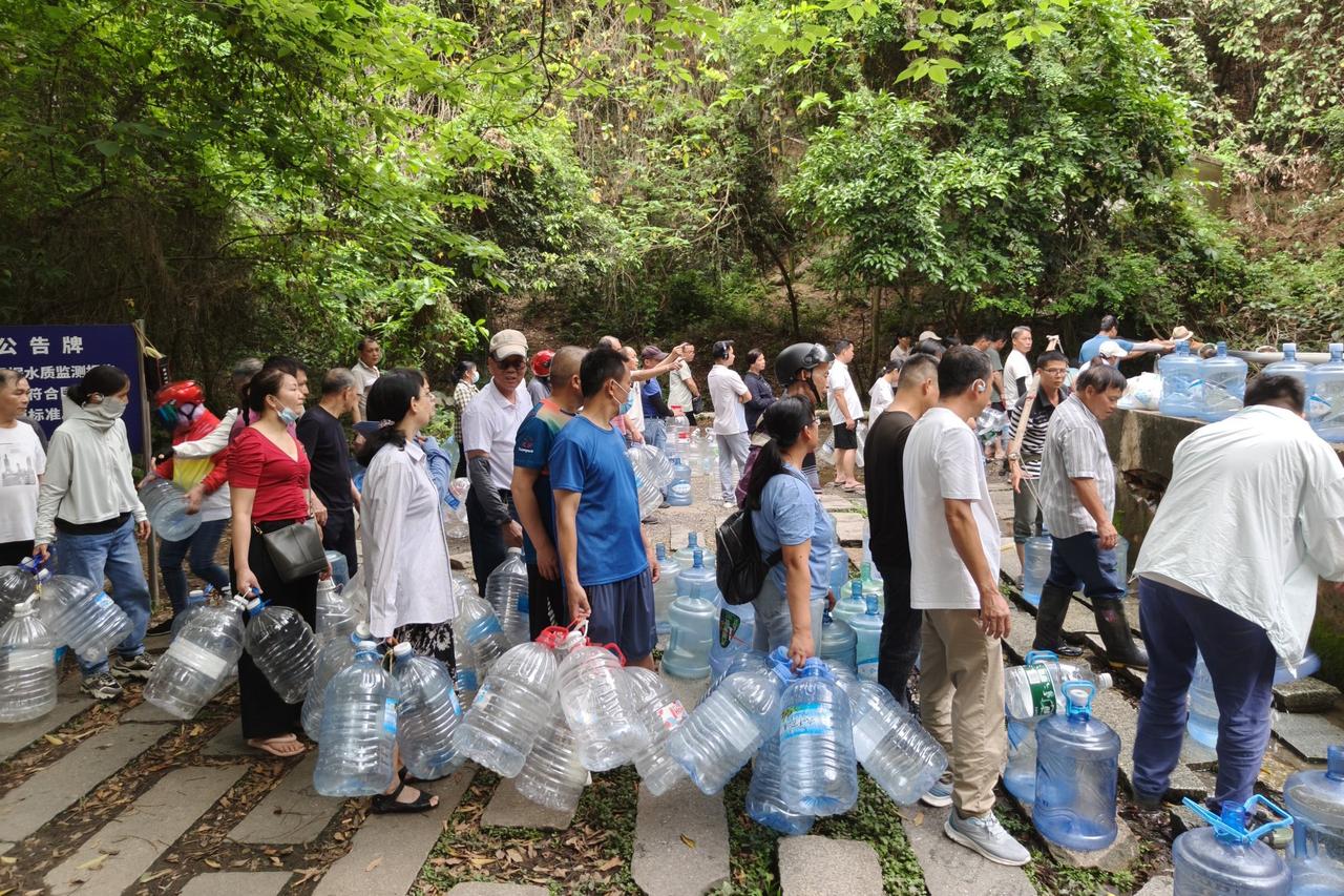 南宁青秀山的水能不能喝？有说这是山上寺庙的生活污水，也有说上面是坟地，还有说是景