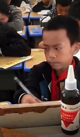 又考试了，看把孩子给急的。那两眼珠子都快掉出来了，满眼都是对知识的渴望。结果，