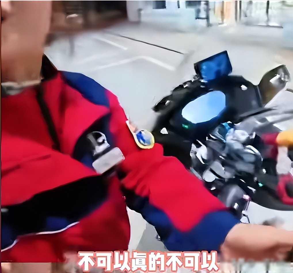摩托博主加油被拦，当场泼油走人，网友扒出老底全网炸锅1月22号，在重庆一个高