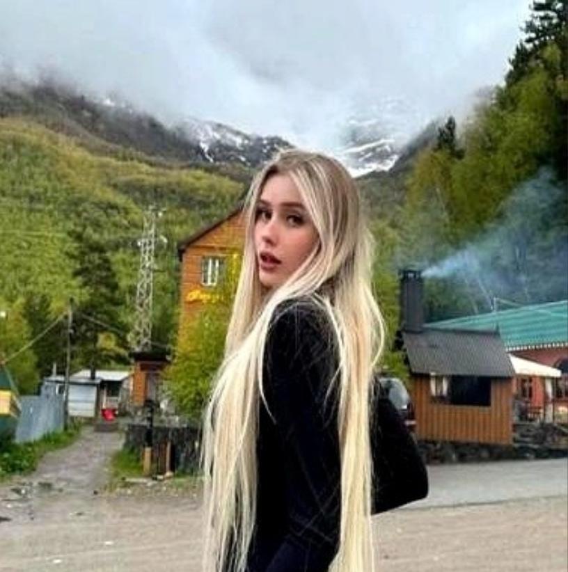 老张头家那小子娶媳妇那天，院子里的红灯笼把雪地映得通红。俄罗斯媳妇安雅穿旗袍站