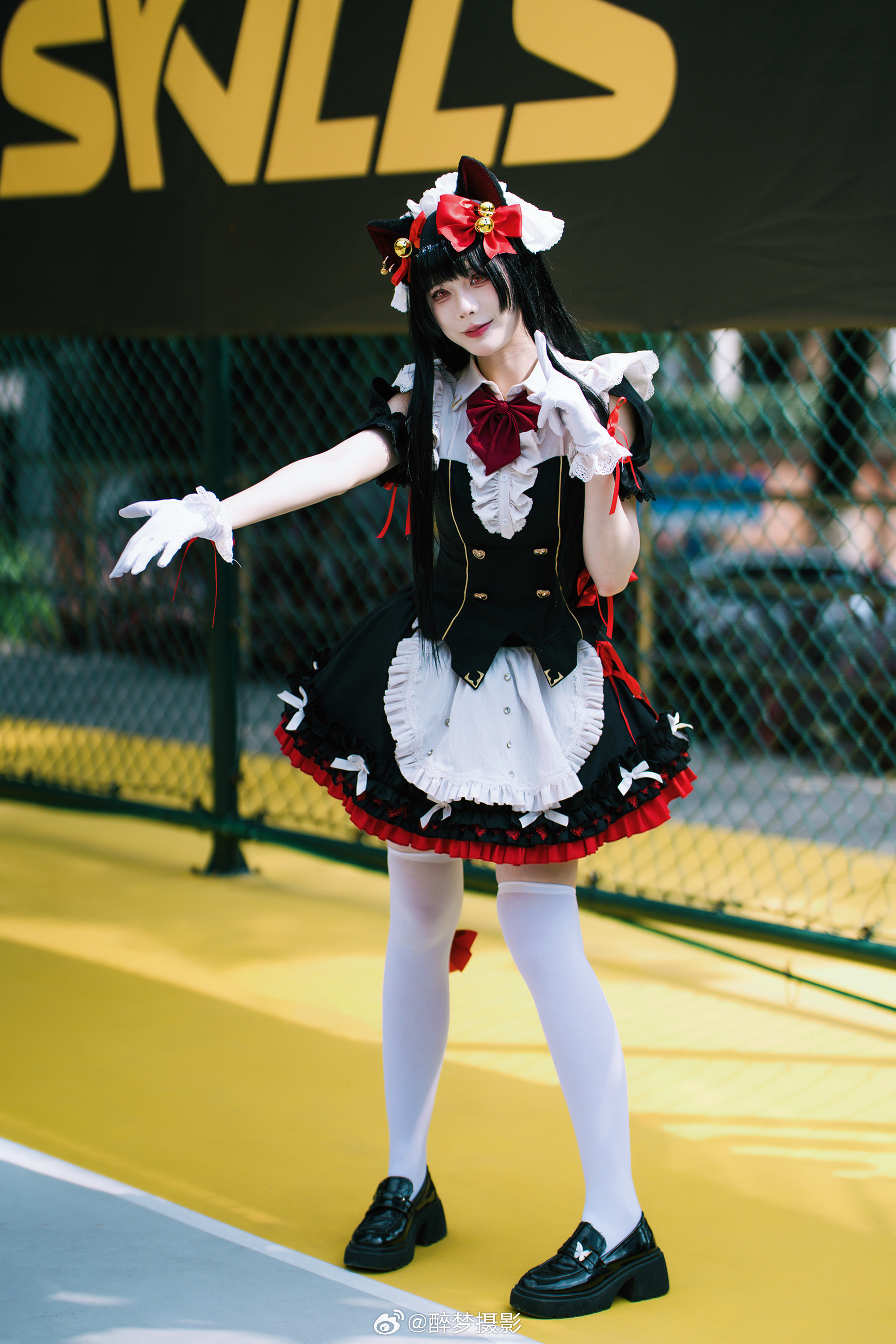 东山口偶遇漫展大长腿coser，这只猫耳女仆站在明黄色球场上，甜得像颗小糖果✨模