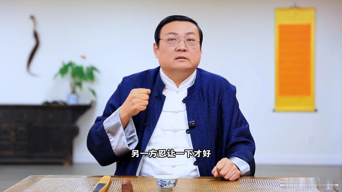 谁还没有年轻过?几分青涩几分狂。中年遇事头常缩，活成一张劝人方。​​​