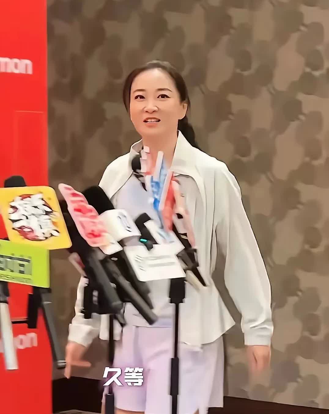 说实话，贾玲这样的人现在可以退出娱乐圈了中国人没有人再会买她的单。这