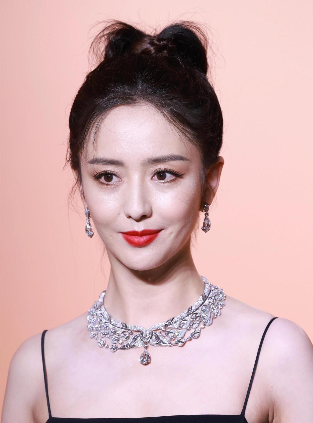 佟丽娅和陈思成离婚时，大家都以为是男方花心，娅姐气不过才分手哭诉。其实圈内人都知