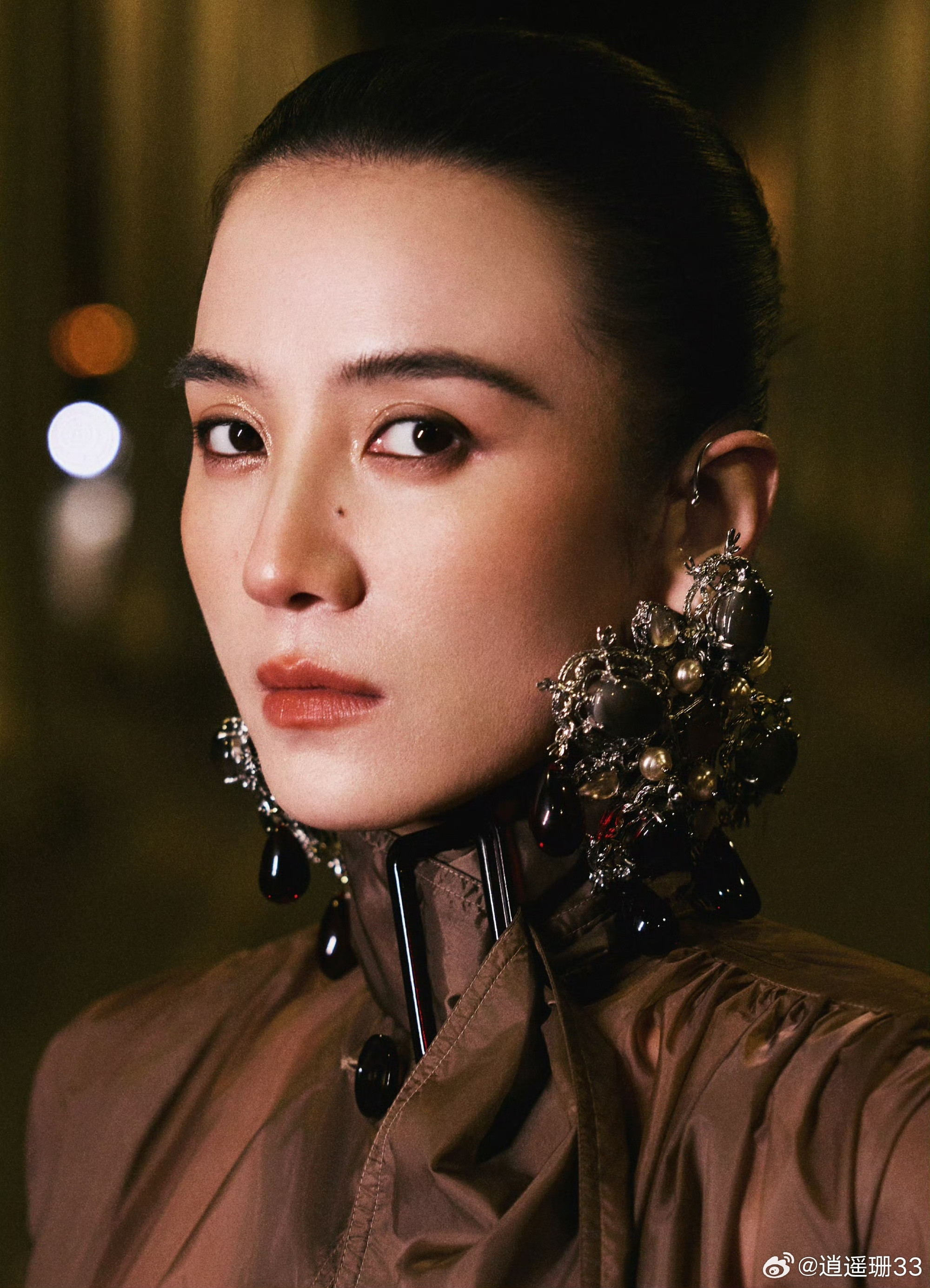 宋佳耳环比脸大宋佳超大耳环宋佳这耳环真的比脸大一圈，金属雕花垂到下颌线，但她的
