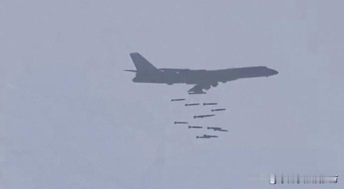 [呲牙笑]轰六开始扔低阻炸弹了吗？之前那些“铁坨坨”都用完了？不知道是不是拍摄