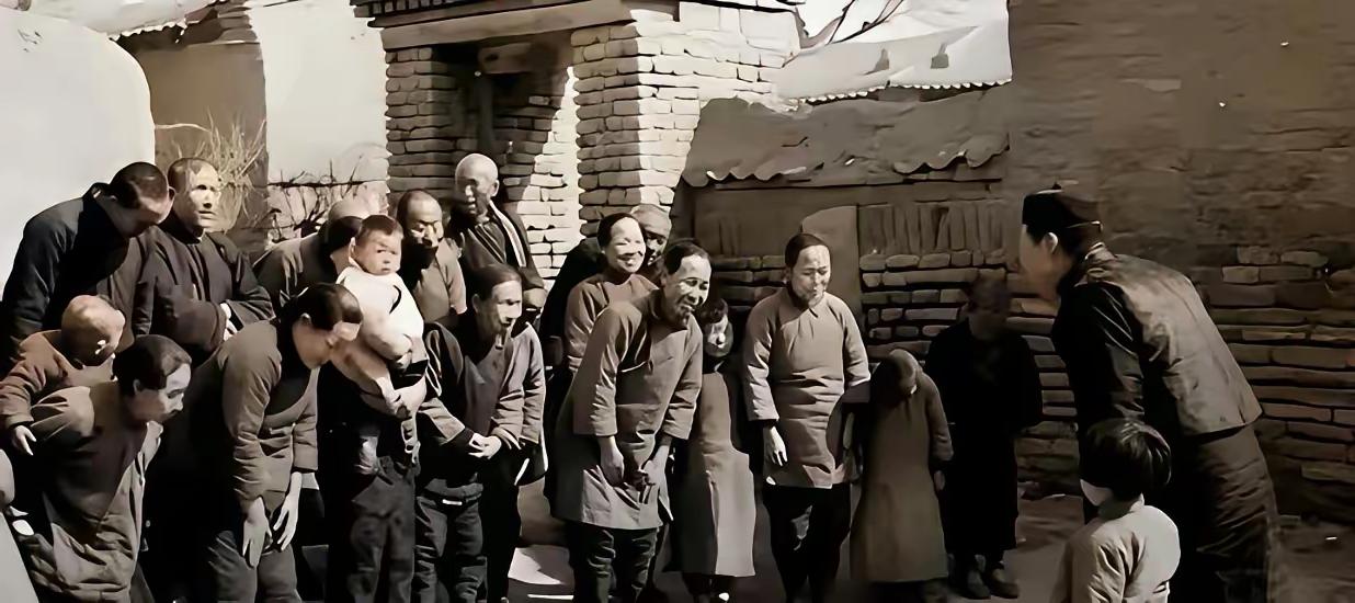 快解放那一年，村里的地主把田地全卖光了，因为他大儿子写信回来了，叫他卖的，不卖以