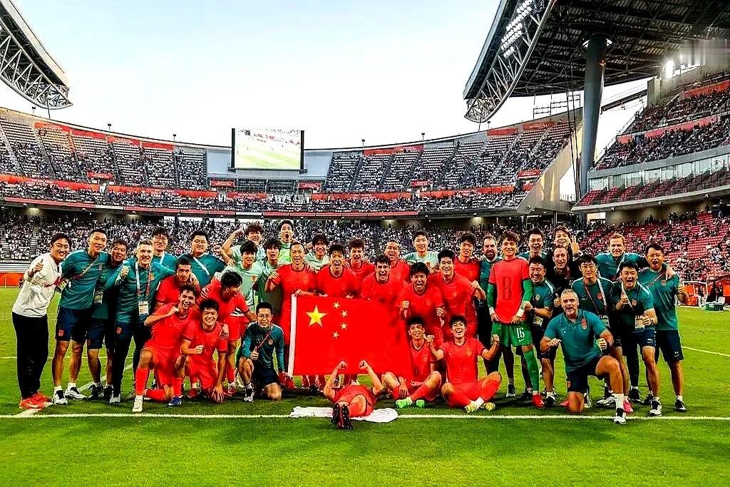 U23男足亚运摘铜收官，直通成年国家队的26人名单骨架已定。王钰栋、李昊、拜合拉木、胡荷韬、杨希属于