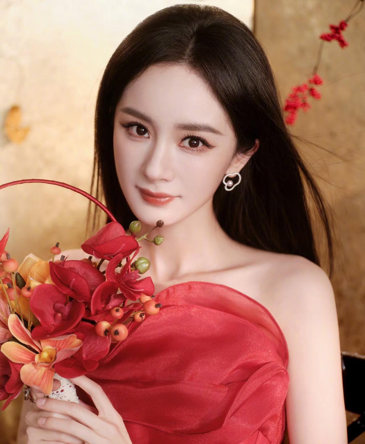 多读书真的有用不信你看看杨幂，《惊蛰无声》发布会上记者问她：白帆为什么会