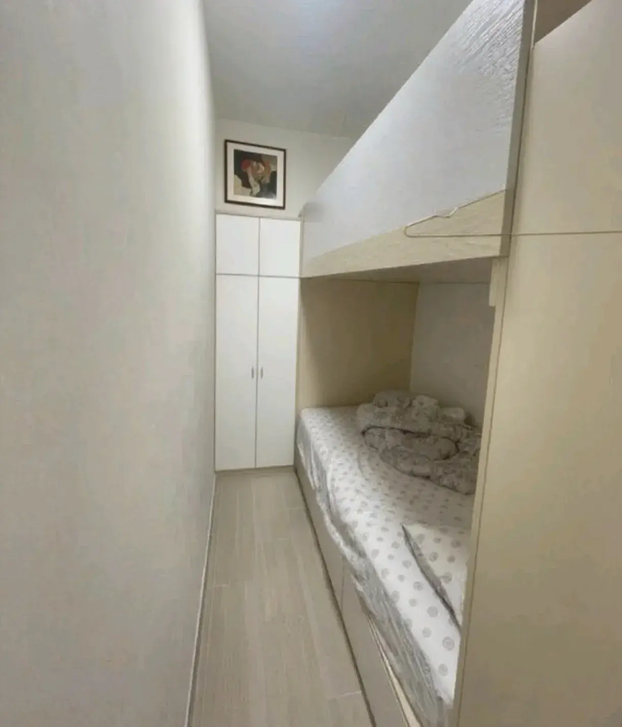 和女儿去香港旅游，为了省点酒店住宿费，特地租了朋友亲戚的房子，一个小房间，一天两