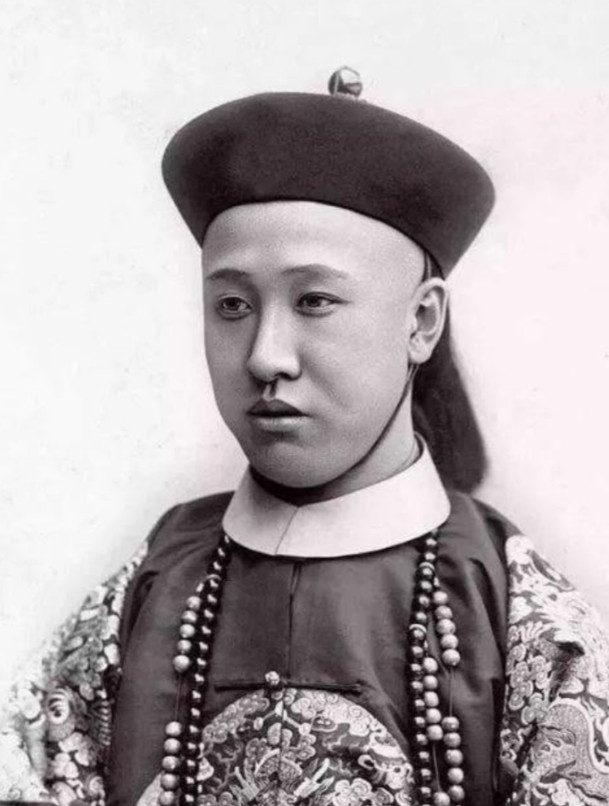 1950年，67岁的清朝摄政王载沣，以90万斤小米的价格，卖掉了醇亲王府。三儿子
