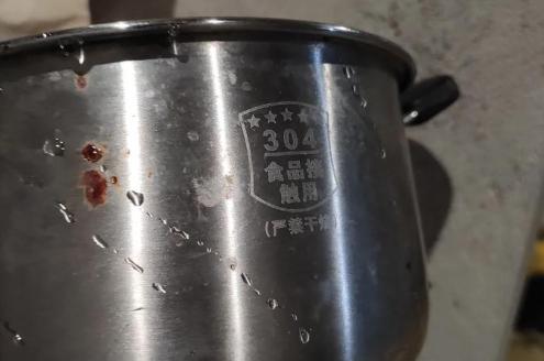 当初花600块买了个“德国不锈钢锅”，结果用了半年，锅底锈了！我找商家，他说“你