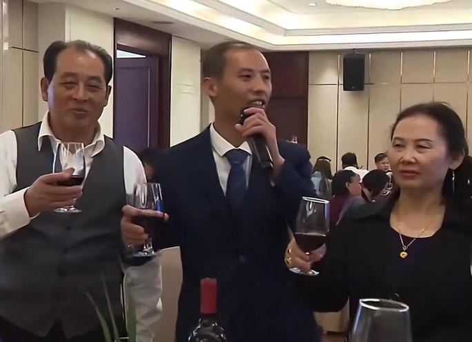 1988年，四川一有钱人家两岁的男娃不小心被人贩子抱走，32年后终于寻回，没想到