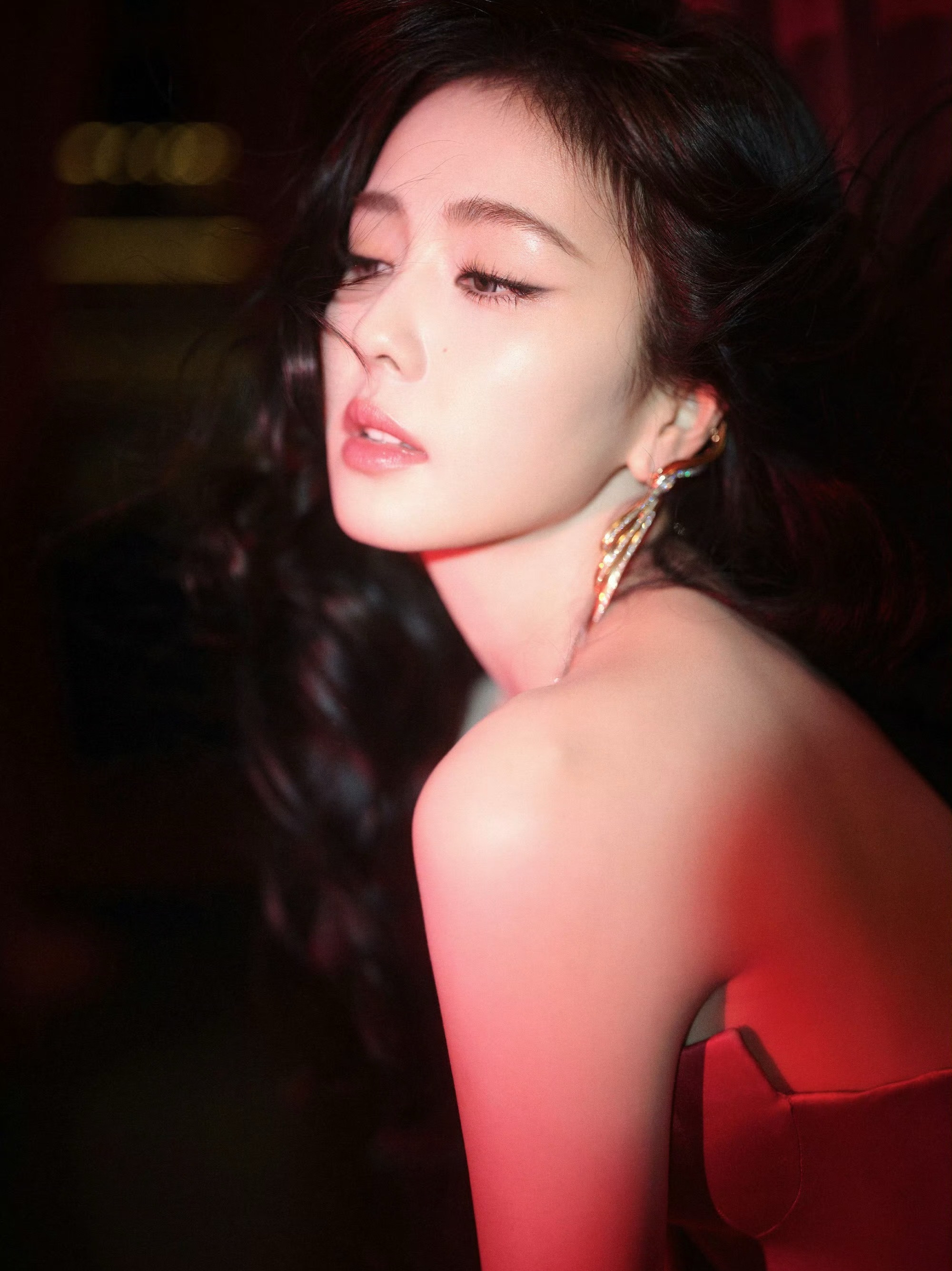 白鹿微博之夜出图，红裙卷发，尊嘟太美啦，期待红毯微博之夜2025微博之夜爆款创作