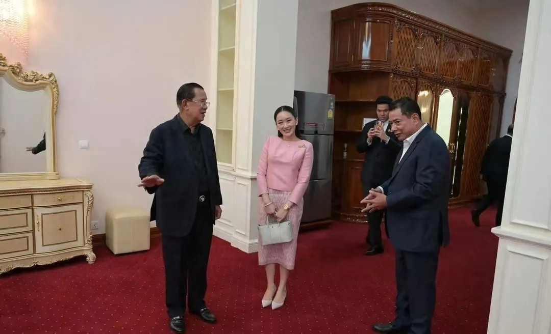 由于泰国国王的随意性造成了泰国政坛的巨大震动。就在近日，泰国国王在短短三天内罕