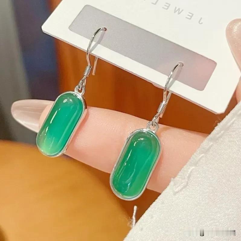 出轨的女人为什么要装蒜，比如有些夫妻经常吵架，因为吵架不不用付出本钱，她知