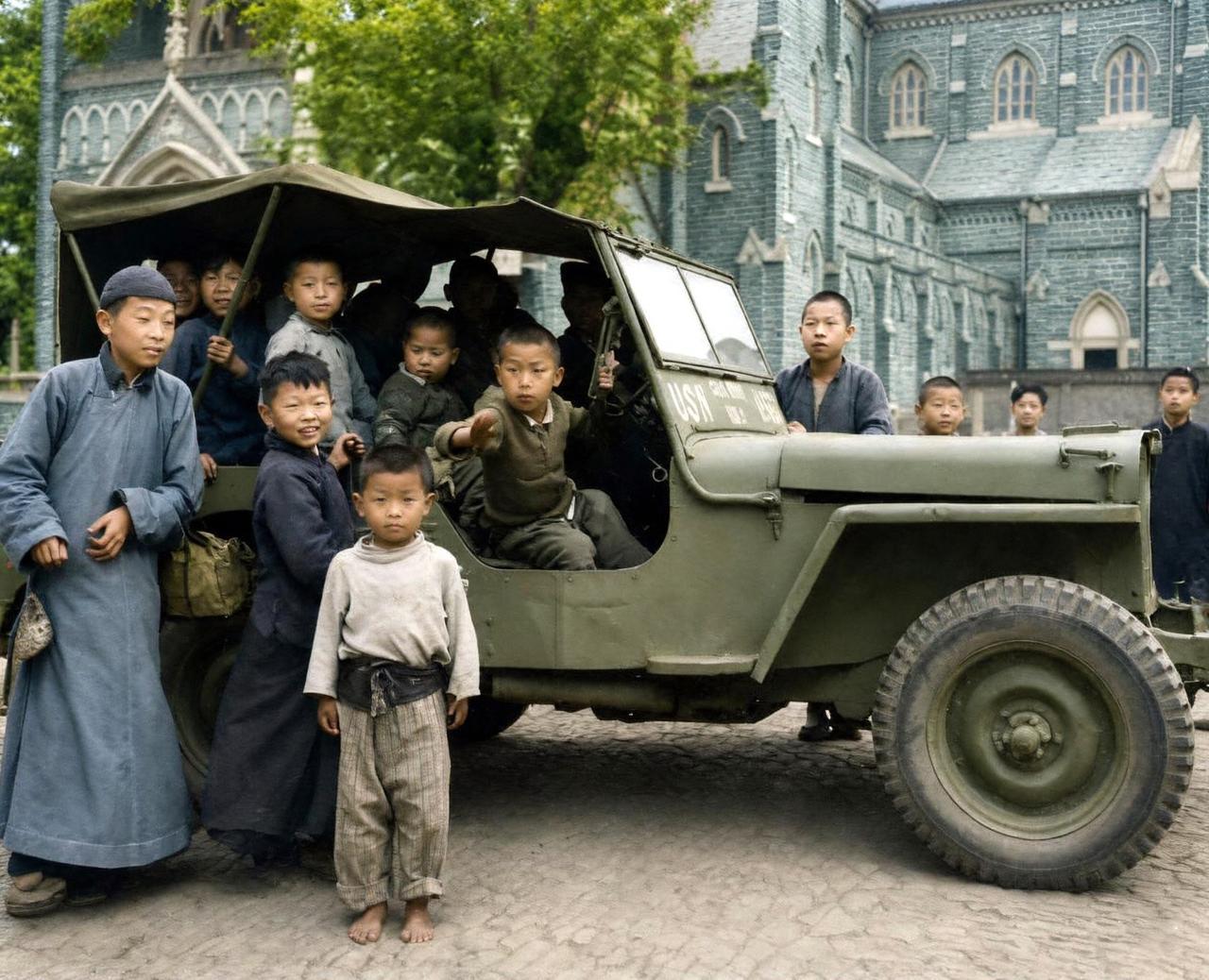 1945年10月，美军海军陆战队第1师进驻天津。在天津仁慈堂（即望海楼教堂）孤儿