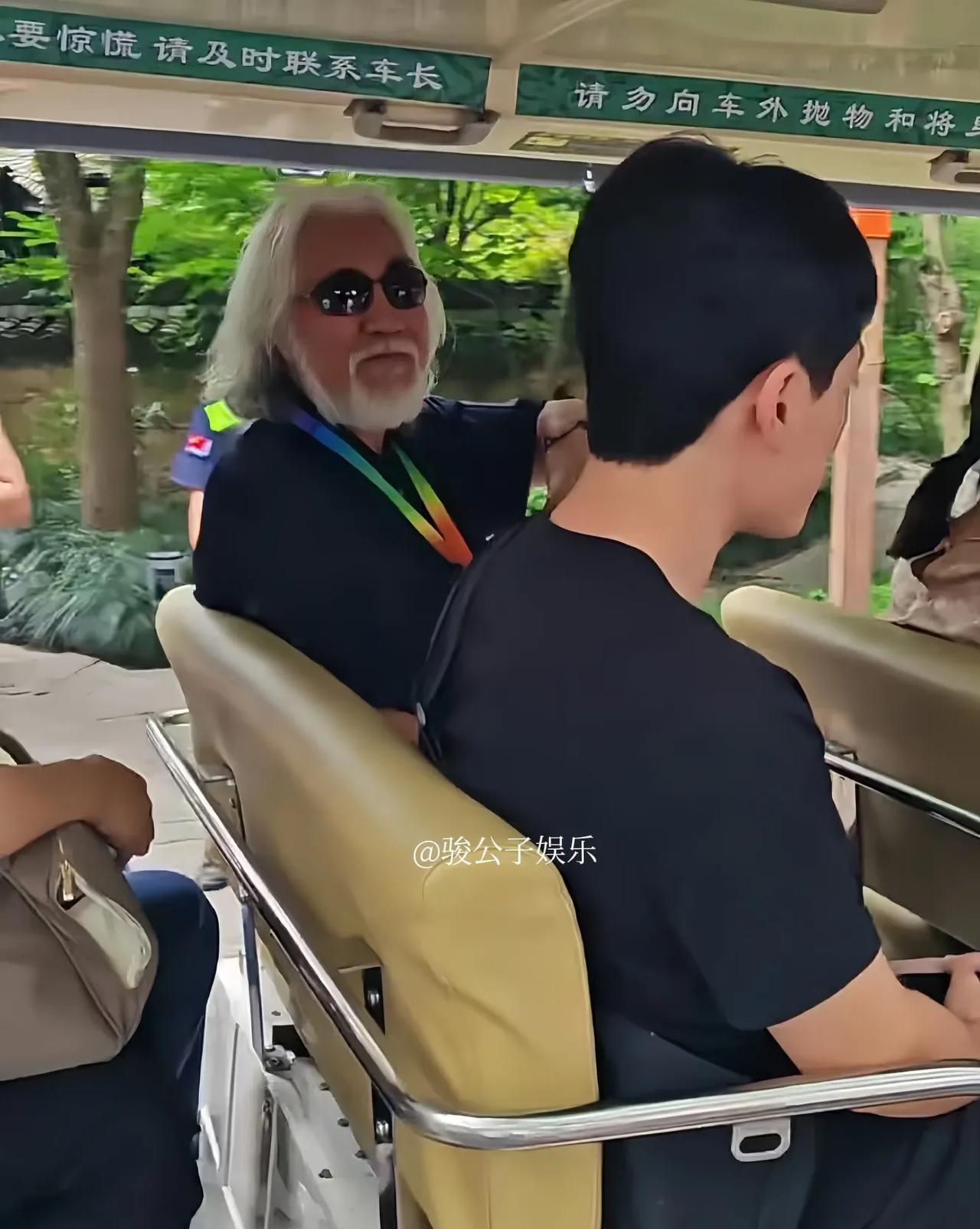 端午节期间，导演张纪中全家出动，一同前往观看龙舟比赛。他的妻子杜星霖当天打扮得颇