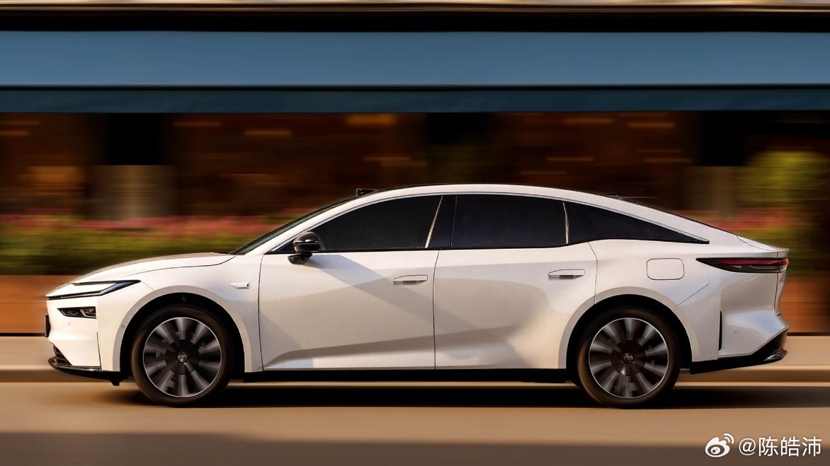 糟了，越看铂智7就觉得越帅，尤其是车身侧面的雕塑型面，既有力量感又不抢戏，分寸拿