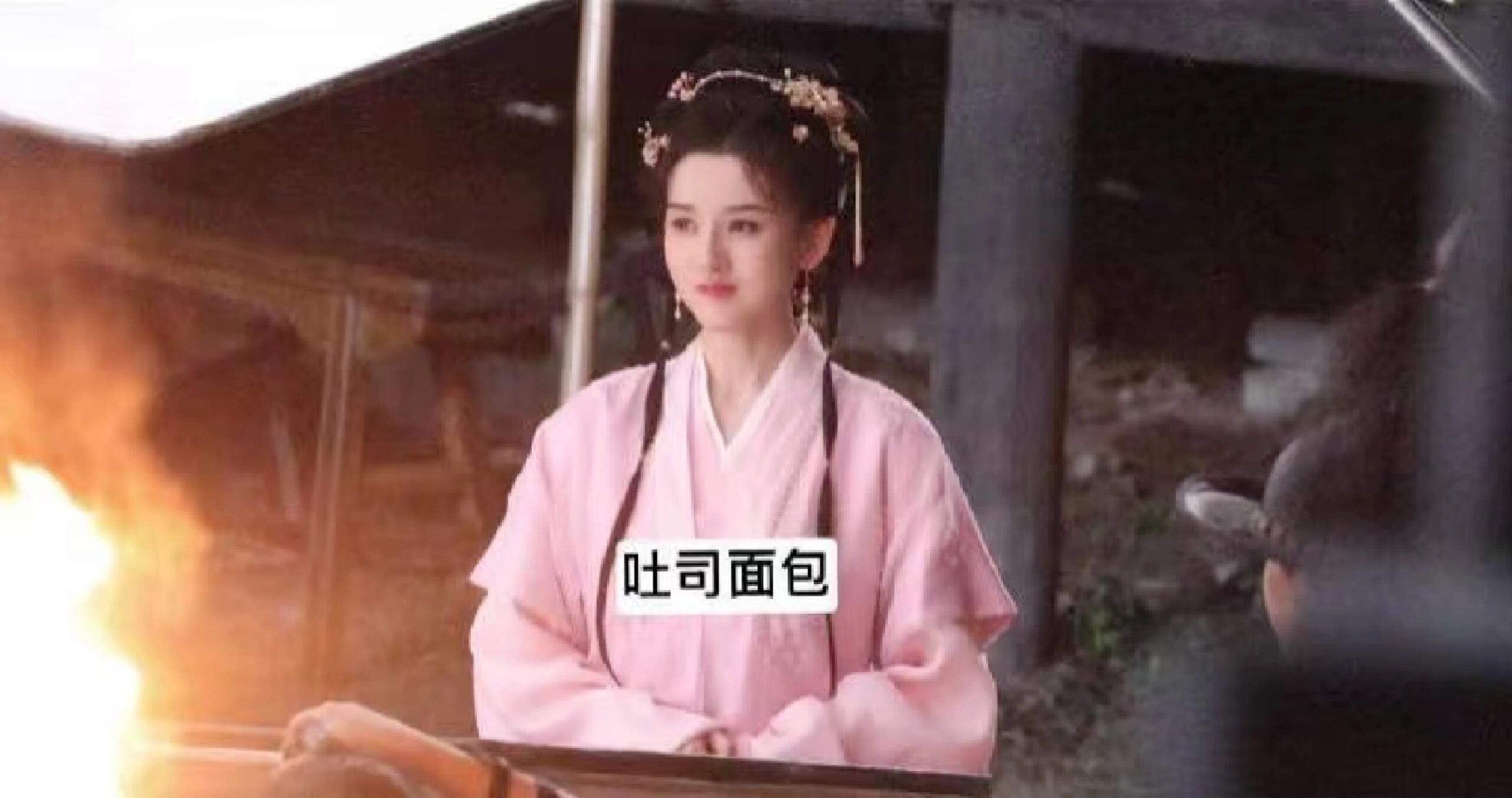 不是立领了，衣服还是一如既往的没质感发型还可以​​​