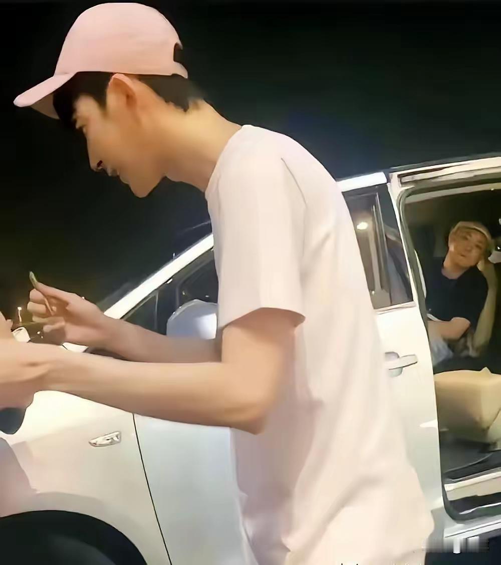 经纪人真把自己当回事？小于还在签名，他却早已不耐烦上车；晚上又默默补签两百张在