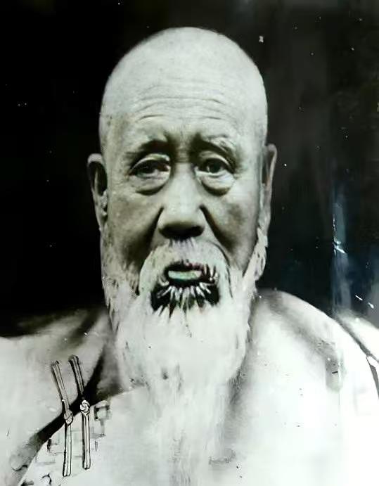 甲午年，北洋水师差不多死绝了。整个国家都快被捶到绝望的时候，京城里那帮最会读书