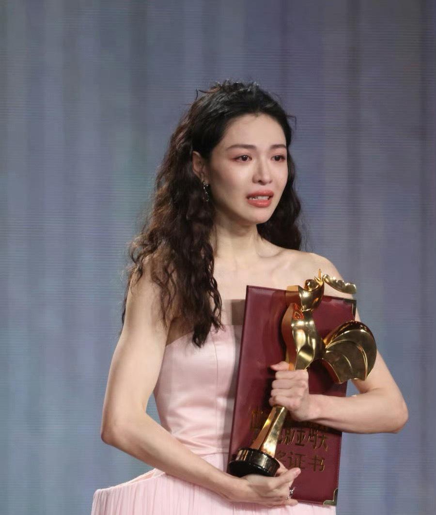 20天前全网群嘲，20天后站上金鸡领奖台！钟楚曦刚刚凭《好东西》拿下最佳