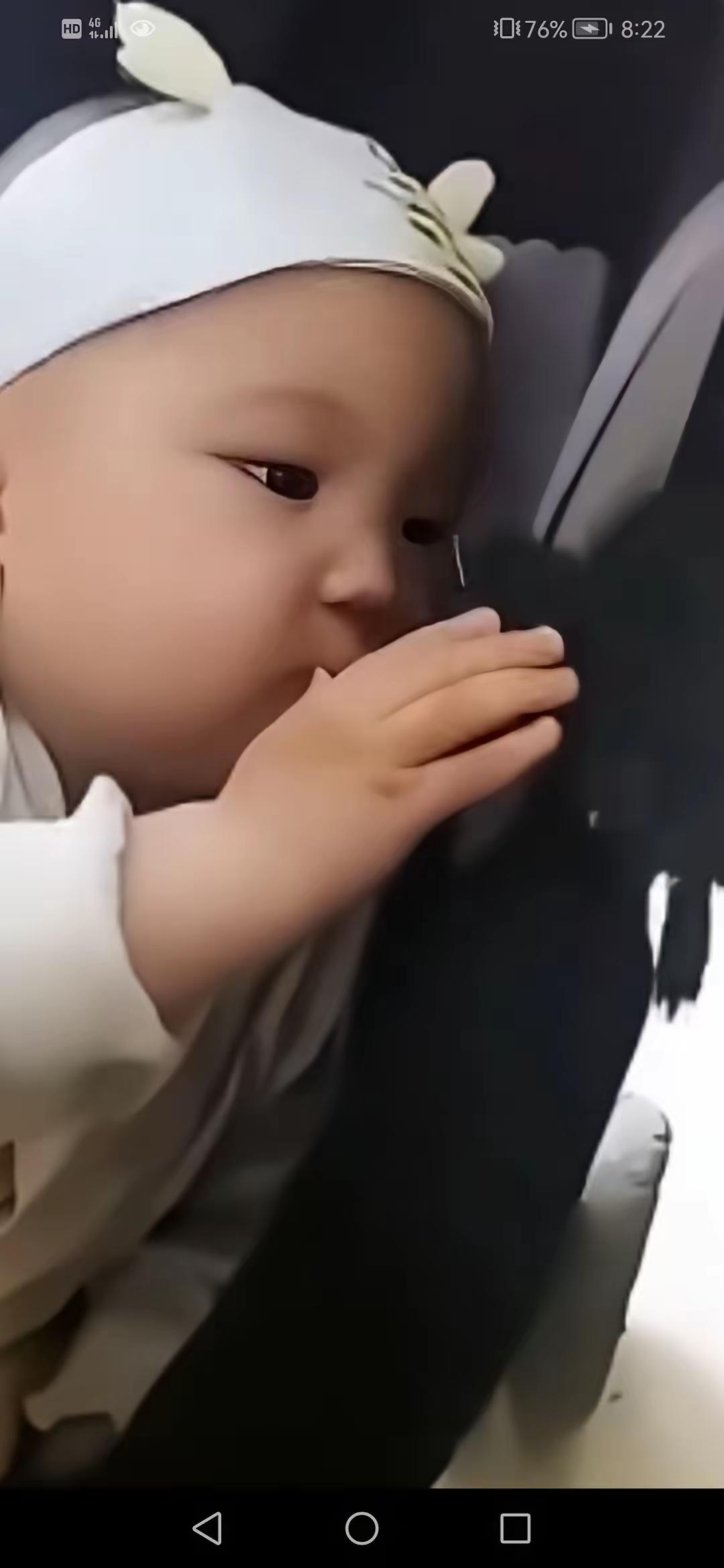 泪目,丈夫抱着儿子去给离世七天的妻子上坟,上完坟回到家中,突然一只小鸟飞到儿子身