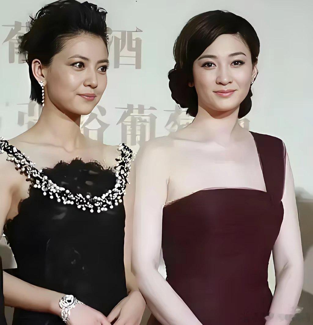 李小冉虽然白的发光，素来有“合影杀手”的称号。但是遇到真正的国民级大美女高圆圆，