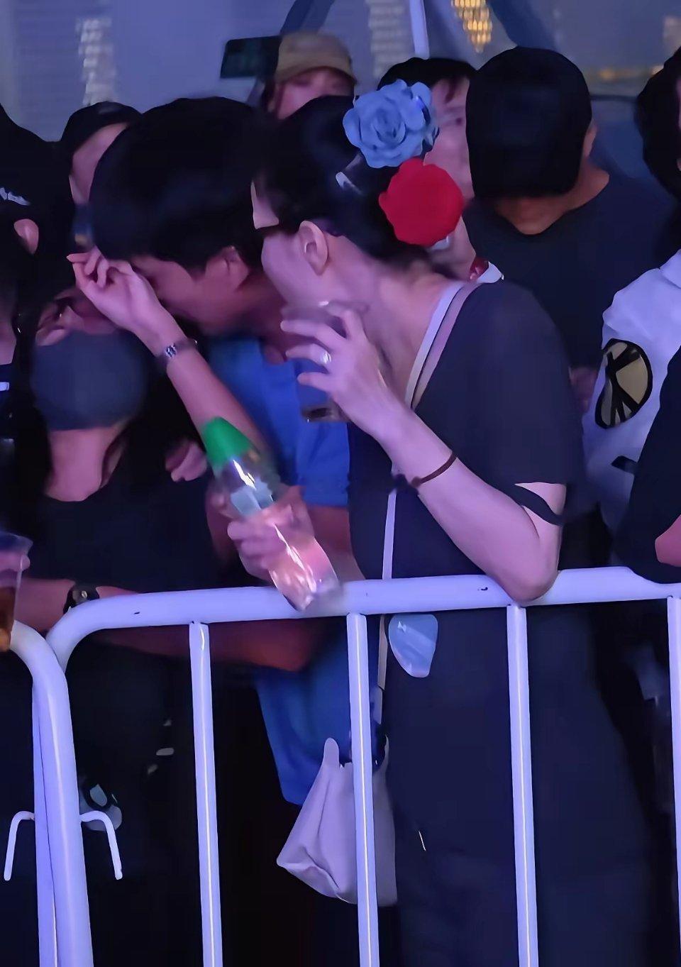 王菲看他也是一脸嫌弃！他就是装醉😡你要说他喝醉了，他还记得要拉着菲姐离开，