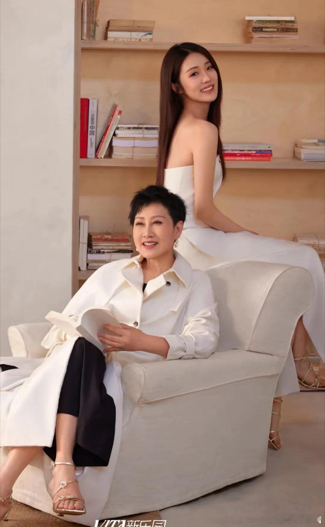 62岁张凯丽和女儿张可盈母亲节大片，张凯丽看姑娘满脸爱意藏不住​​​