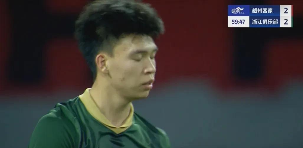 这样的单刀不进球，简直是武磊附体啊！你说说王钰栋学谁不好，硬是要学武磊，突然思考