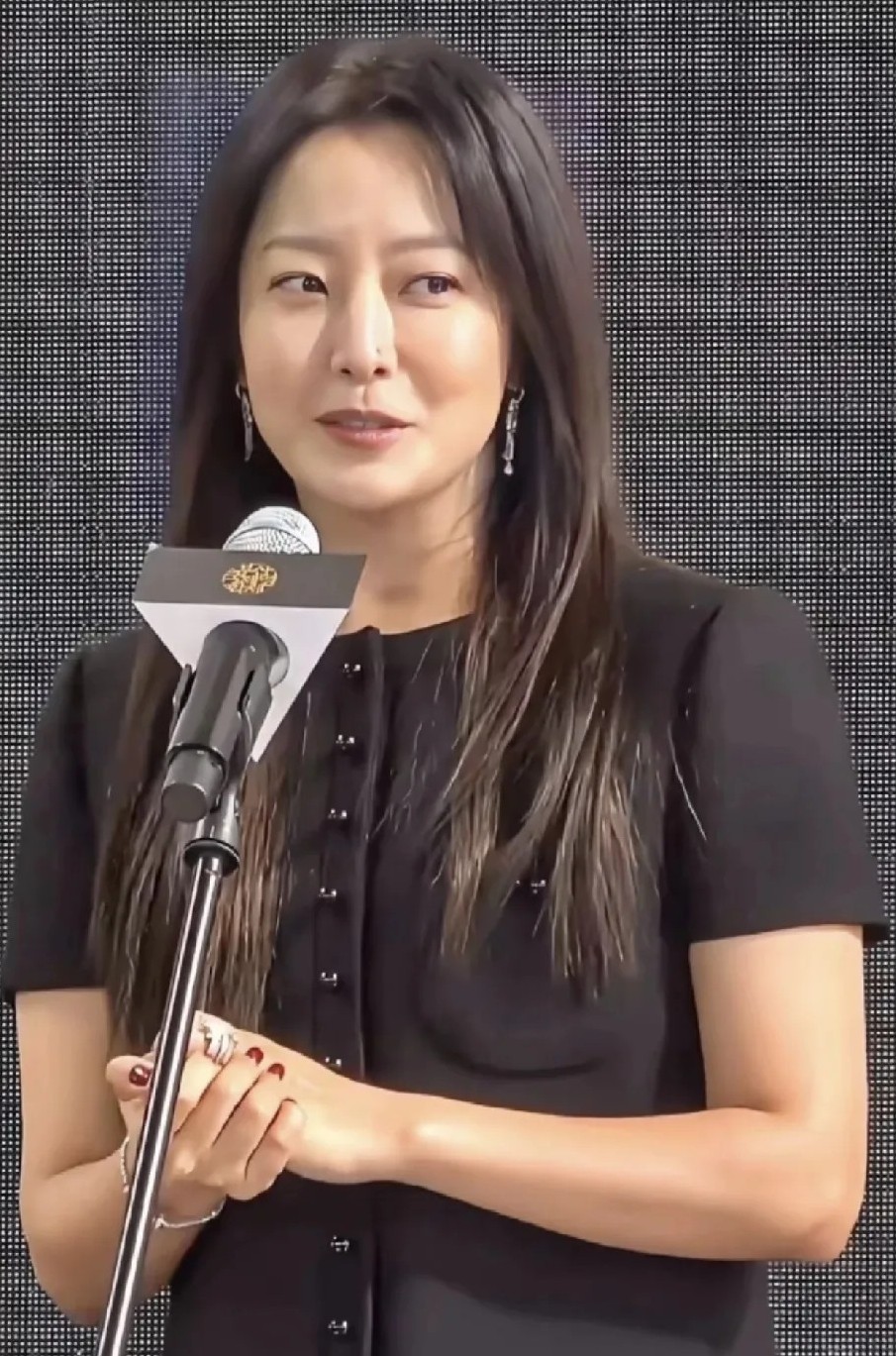 金喜善现在这状态，一看就是没有整过容，是纯天然的美女！