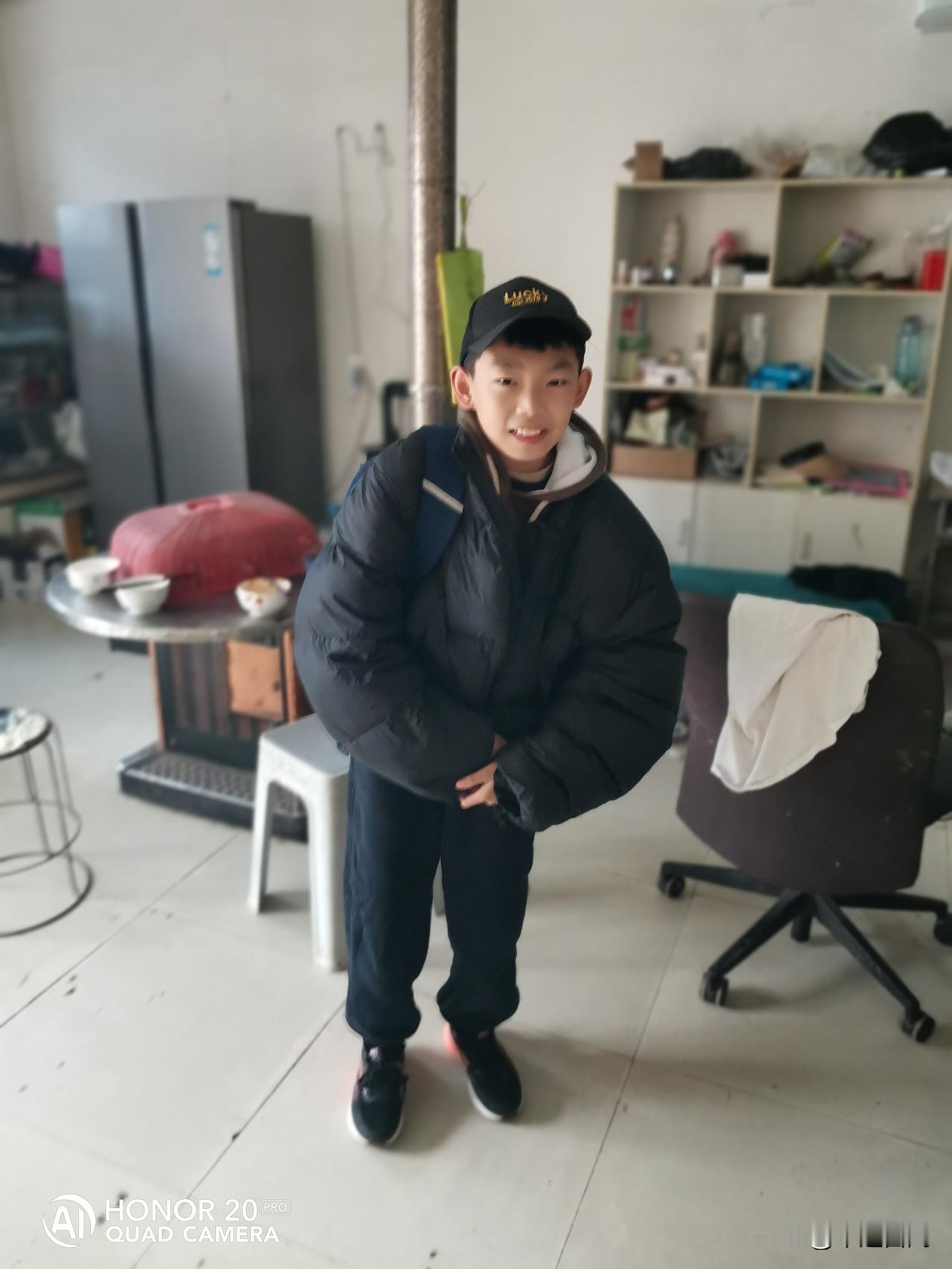 分享我这周有趣的事：孩子能穿妈妈的羽绒服了，太百搭！很有状态！