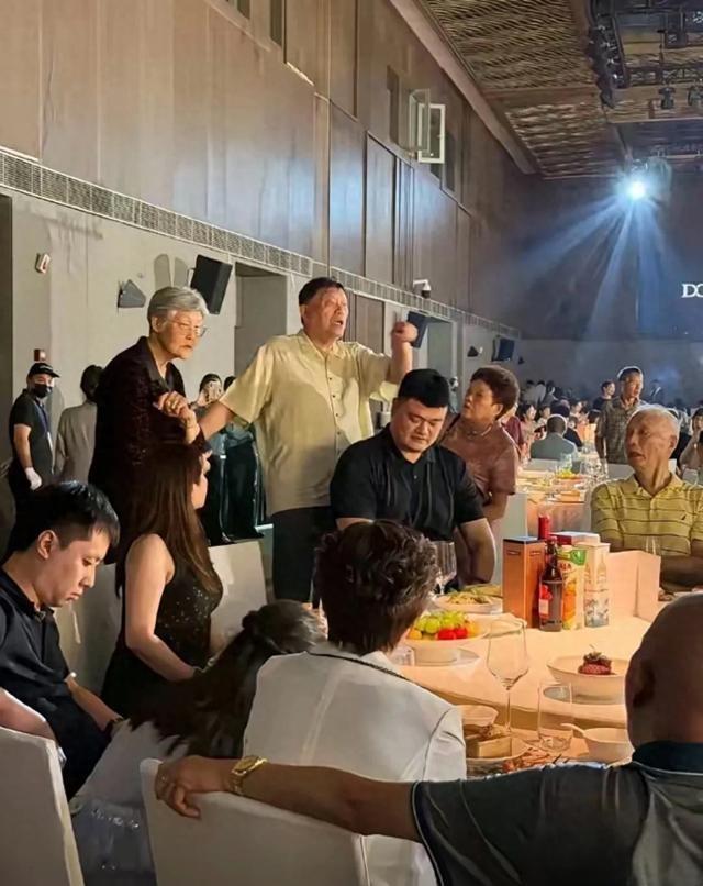 姚明回老家喝喜酒，低调坐席不摆架子，临走拿包烟尽显人情世故事业上，姚明是中