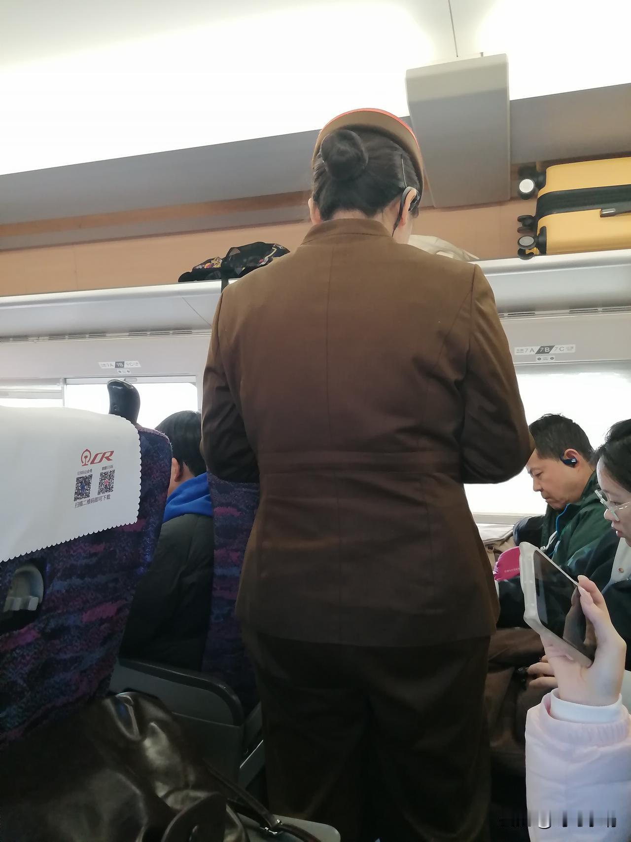 大家来瞧瞧，这个人是不是个骗子呢？在火车上，有个约莫50岁的男子称自己手机欠费了