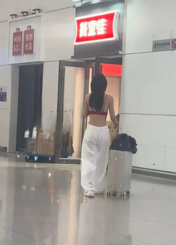 这么出门不尴尬吗？别说什么穿衣自由，反正觉得不太雅观，看了自己感觉都好尴尬。