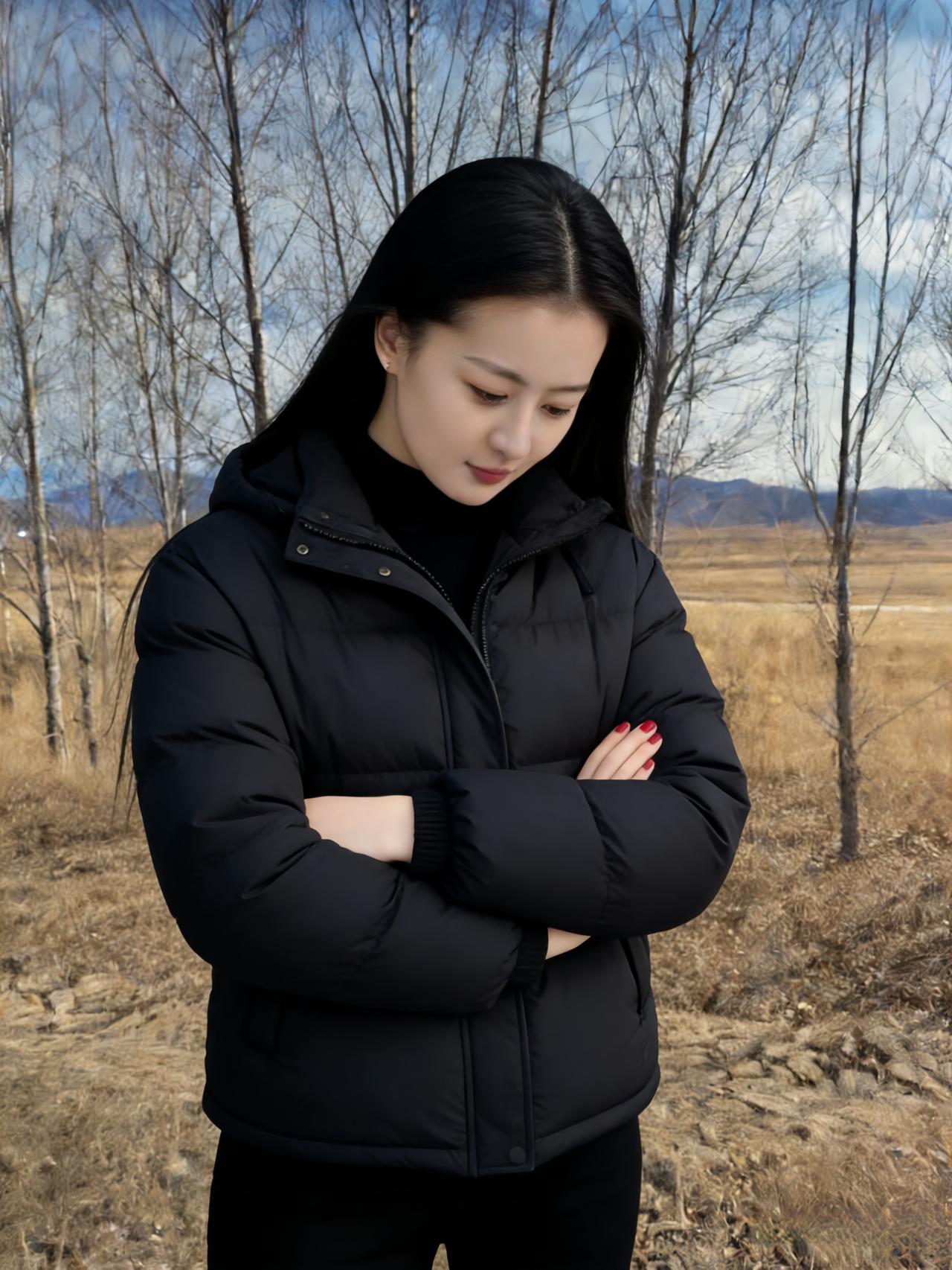 黑羽轻笼立野丘，长发垂腰映暮秋。指尖一点朱砂色，胜却荒原万点愁。