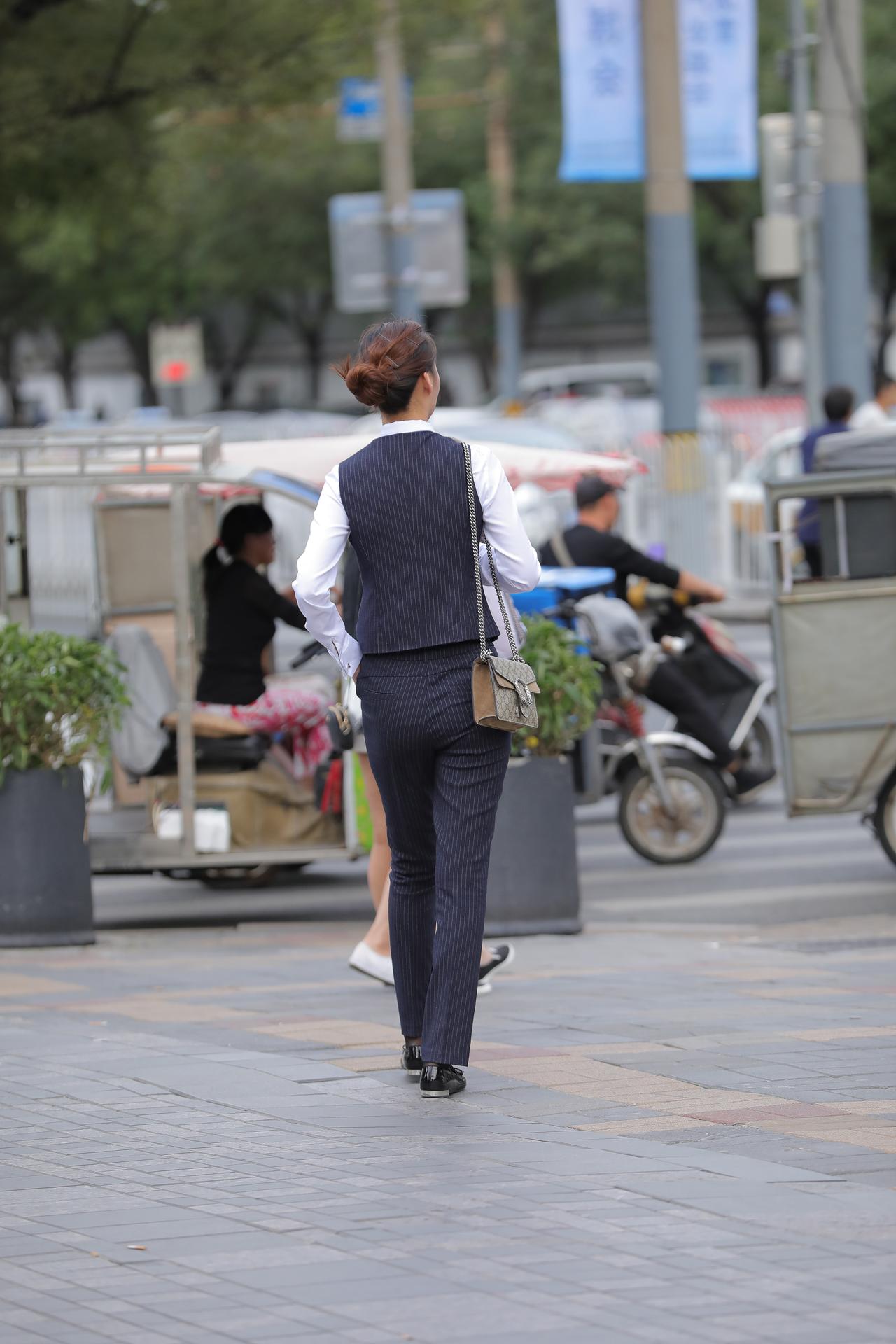 下班的白领，工作服也很美6387