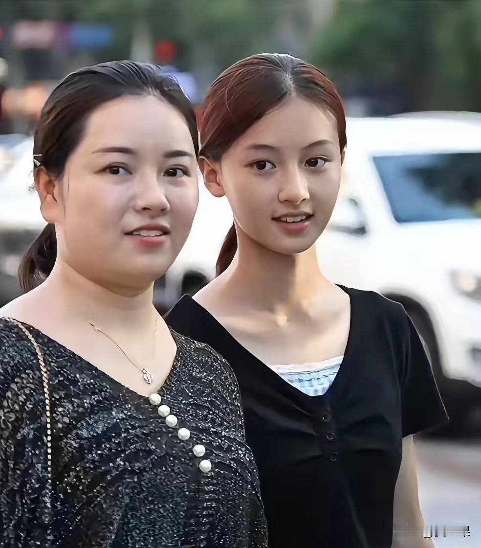 七七是谁？在网上这么火？原来是一个15岁的女孩子，因为长得像明星张柏芝，受到