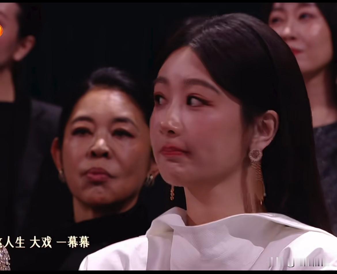 杨紫今晚估计睡不着了，不是与金鹰奖擦肩而过，也不是没新作品，而是看着小小的杨