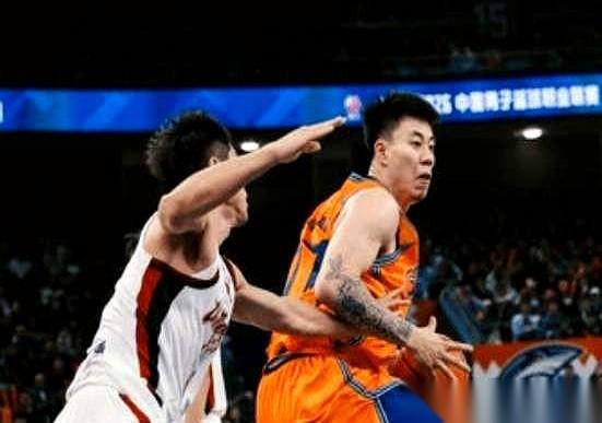 赢了30分，赛后还在更衣室里发脾气。这事儿要搁别人身上，早开香槟了。可人家队里