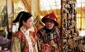 12岁的同治帝，去给母亲慈禧请安。刚掀开门帘就看见安德海正蹲在地上给慈禧捏脚