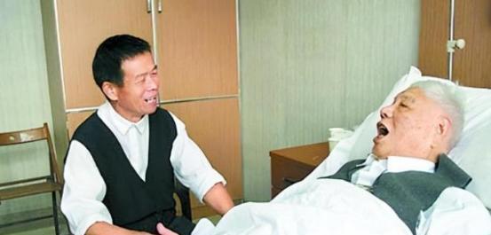 2009年，广州一老教授中风住院，一位河南农民跑到床前尽心伺候，护士不解问其原因
