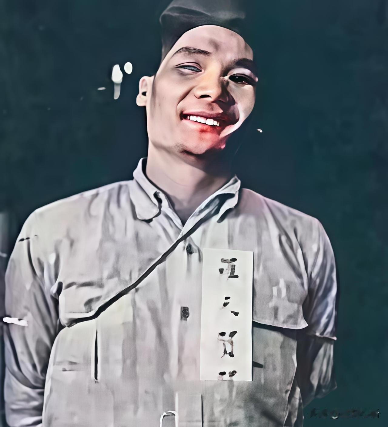 看到这张笑脸，谁能不泪目啊！刷到罗天贺烈士的照片时，心一下就揪紧了。穿着